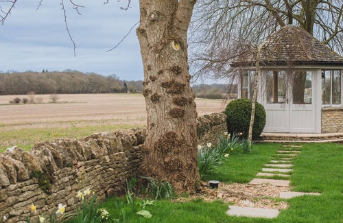 Leafield Cottage | Top-Rated Ashworth House - Family & Pet-Friendly Retreat