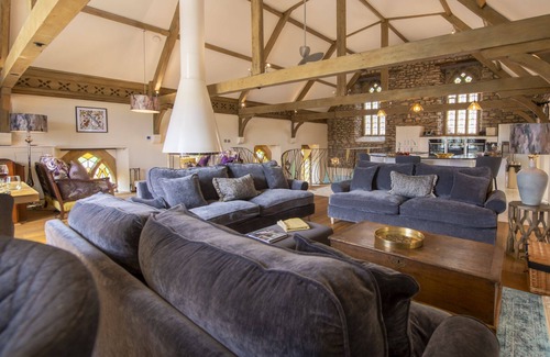 Askrigg Cottage | Quaint Chapel Retreat: Embrace English Romance & Comfort