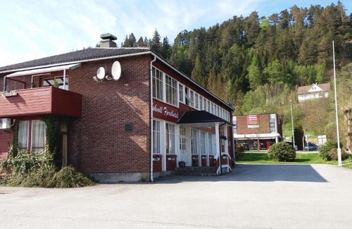 Askvoll Hotel | Askvoll Fjordhotell: Pet-Friendly Retreat with Great Amenities