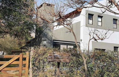 Merlo House | ASM CASA I: Perfect Stay with Pool & Pet-Friendly Perks