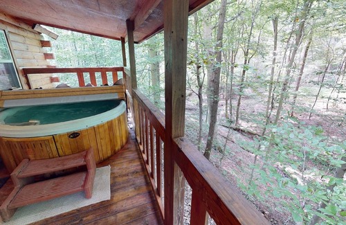 Logan Cabin | Guest Rated 10/10: Aspen Cabin with Ocean View & Spa