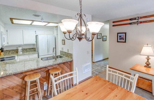 Mammoth Lakes Cabin | Inviting Aspen Creek #226: Family-Friendly Stay with Pool
