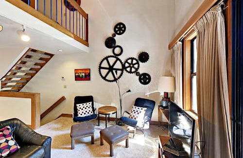 Truckee Apartment | Relaxing Aspen Grove Escape with Pool and Hot Tub