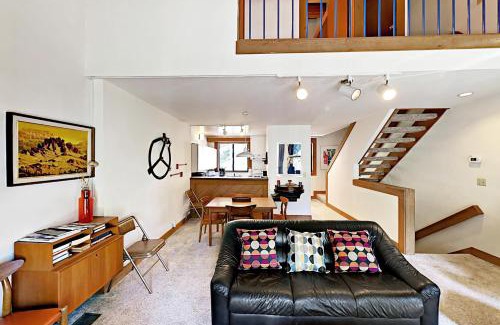 Truckee Apartment | Relaxing Aspen Grove Escape with Pool and Hot Tub