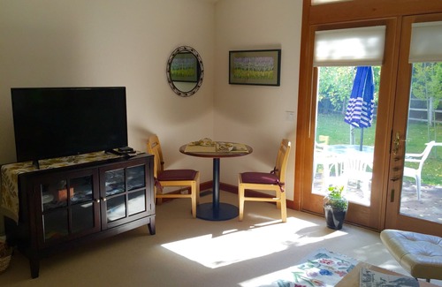 Hailey House | Tranquil Aspen Grove Suite Retreat with Breakfast & Kitchen
