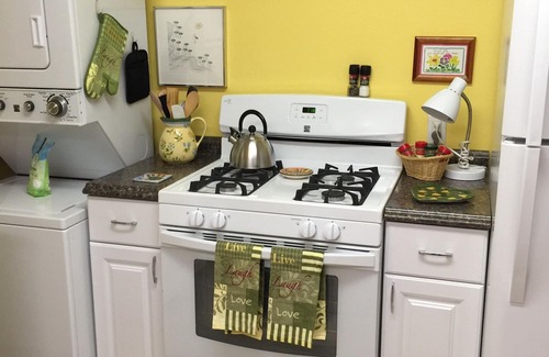 Hailey House | Tranquil Aspen Grove Suite Retreat with Breakfast & Kitchen