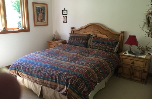 Hailey House | Tranquil Aspen Grove Suite Retreat with Breakfast & Kitchen
