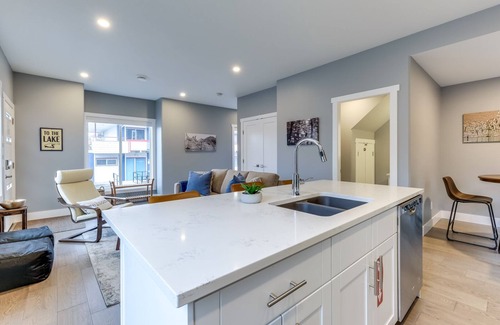 Okanagan-Similkameen House | Aspen Guest House - Beautiful half duplex close to lake