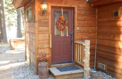 Christmas Valley Cabin | Experience Aspen Hollow: Riverfront Retreat with Hot Tub
