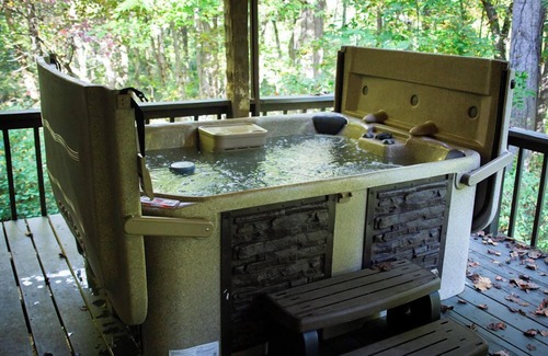 Logan Cabin | Pet-Friendly Aspen Retreat with Spa & Pool in Hocking Hills