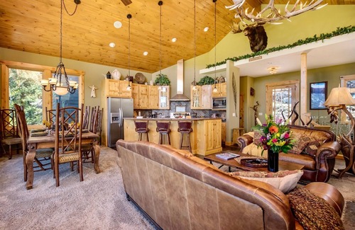 Windcliff Estates House | Top-Rated Aspen Leaf Chalet with Spa and Hot Tub Access