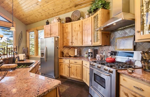 Windcliff Estates House | Inviting Aspen Leaf Vacation Home with Spa and Hot Tub