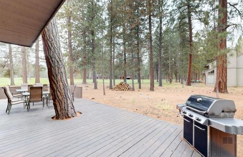 Black Butte Ranch House | Experience Comfort at Aspen Lodge with Pool and Hot Tub