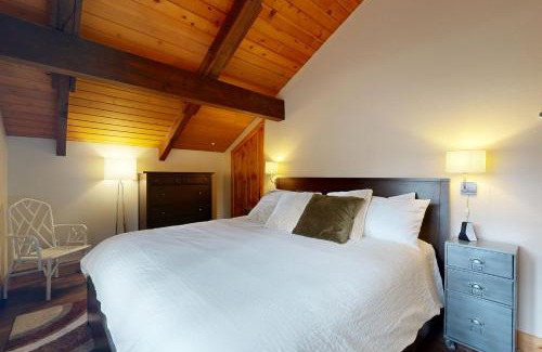Black Butte Ranch House | Experience Comfort at Aspen Lodge with Pool and Hot Tub