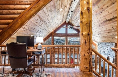 Tollgate Canyon House | Modern Log Cabin in Aspen with Wheelchair Access & Kitchen