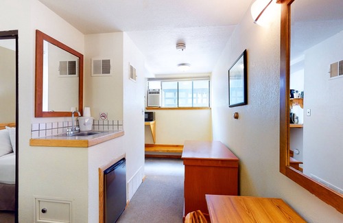 West End Hotel | Experience Comfort at Aspen Mountain Lodge with Hot Tub & Spa