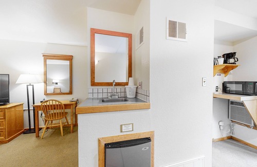 West End Hotel | Experience Comfort at Aspen Mountain Lodge with Hot Tub & Spa