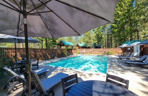Mazama House | Inviting Aspen Room 2 at The Inn At Mazama with Spa Access