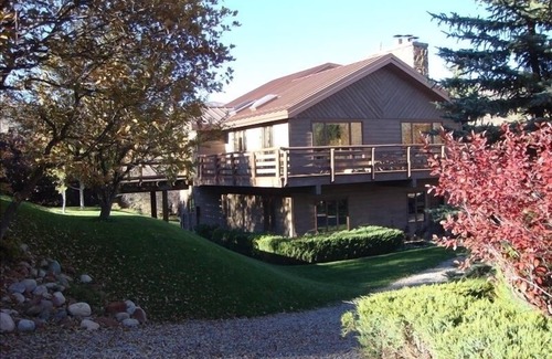 Woody Creek House | Family-Friendly Aspen Riverhouse with Scenic Riverfront Views