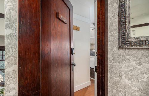 Upper Telegraph House | Cozy Aspen Room - Pet and Child Friendly Retreat