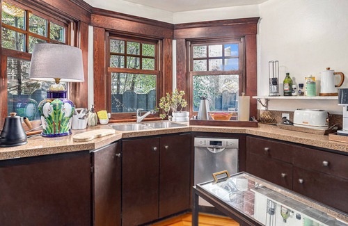Upper Telegraph Apartment | Cozy Aspen Room: Pet-Friendly Stay with Kitchen Access