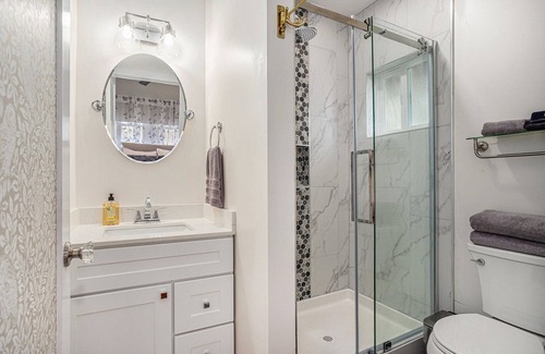 Upper Telegraph Apartment | Cozy Aspen Room: Pet-Friendly Stay with Kitchen Access