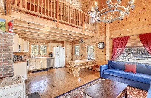 Morrisville House | Experience Aspen's Run - Cozy Log Cabin with Spa & Kitchen
