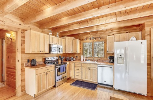 Morrisville House | Experience Aspen's Run - Cozy Log Cabin with Spa & Kitchen