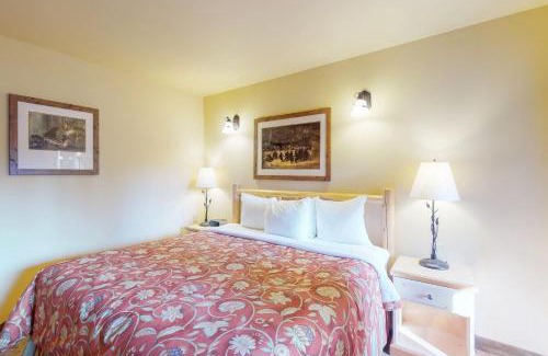 Downtown Leavenworth Hotel | Family-Friendly Retreat at Aspen Suites 506: The Nest
