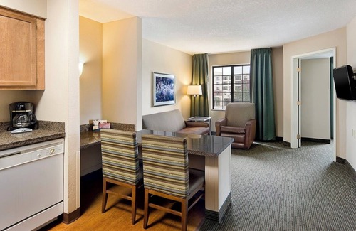 Rochester Hotel | Discover Aspen Suites: Top-Rated Stay with Pool & Spa