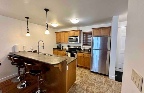 Golden Apartment | Cozy Aspens Retreat - 1BR with Hot Tub & Pet Friendly