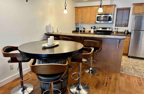 Golden Apartment | Cozy Aspens Retreat - 1BR with Hot Tub & Pet Friendly