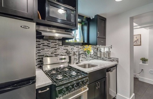 Central Business District Apartment | Cozy Aspenwood Manor: New Micro Apartment with Pool