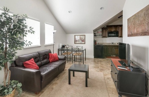Carterville Apartment | Inviting Aspenwood Manor - Timpanogos Retreat Suites