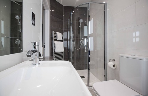 Guildford Bed & Breakfast | Asperion Hotel: 4-Star Retreat with Spa and Dining Options