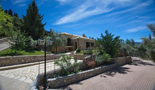Spanokhorion Villa | Asplathia Villas: Oceanfront Retreat with Pool & Pet-Friendly