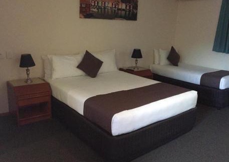 Carseldine Hotel | Family-Friendly Aspley Carsel Motor Inn with Pool & Kitchen