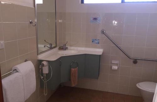 Carseldine Hotel | Family-Friendly Aspley Carsel Motor Inn with Pool & Kitchen