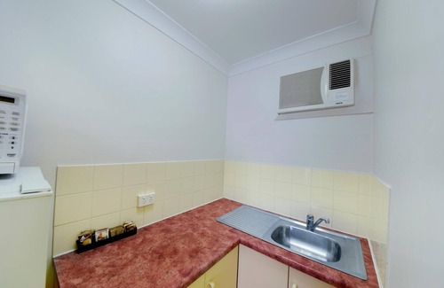 Aspley Hotel | Convenient Aspley Motor Inn with Pool & Family Amenities