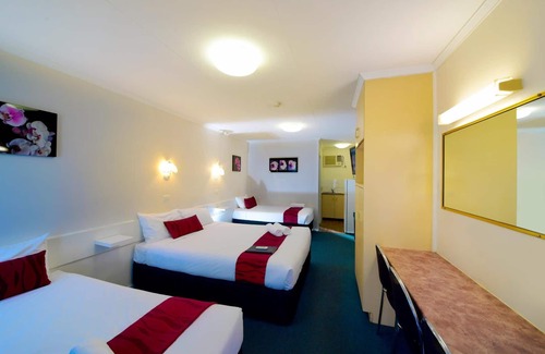 Aspley Hotel | Convenient Aspley Motor Inn with Pool & Family Amenities