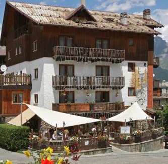 Sauze d'Oulx Hotel | Pet-Friendly Assietta with Ocean View & Restaurant Access
