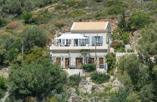 Frourion Apartment | Discover Assos Caldera: Family-Friendly Haven with High Ratings