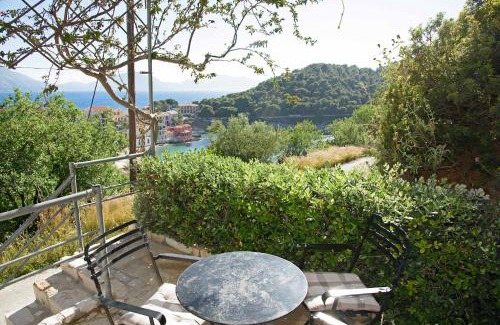 Frourion Apartment | Discover Assos Caldera: Family-Friendly Haven with High Ratings