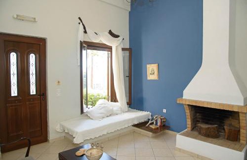 Frourion Apartment | Discover Assos Caldera: Family-Friendly Haven with High Ratings