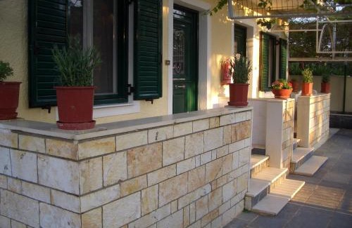 Arta Apartment | Family-Friendly Asterias: 9/10 Guest Rated Comfort