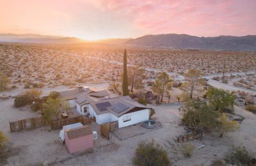 Indian Cove Villa | Explore Asteroid by AvantStay: Unique Ranch Retreat Near Joshua Tree