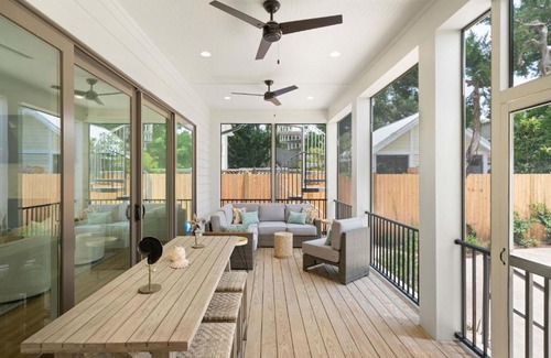 East Beach House | Astin Cottage: Family-Friendly Retreat on Seventh Street