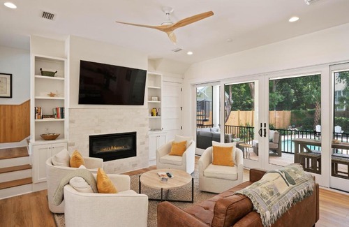 East Beach House | Astin Cottage: Family-Friendly Retreat on Seventh Street