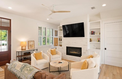 East Beach House | Astin Cottage: Family-Friendly Retreat on Seventh Street