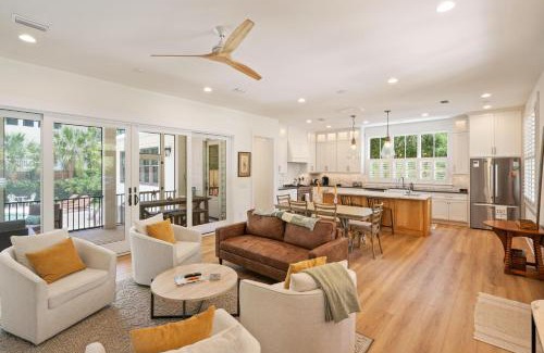 East Beach House | Astin Cottage: Family-Friendly Retreat on Seventh Street